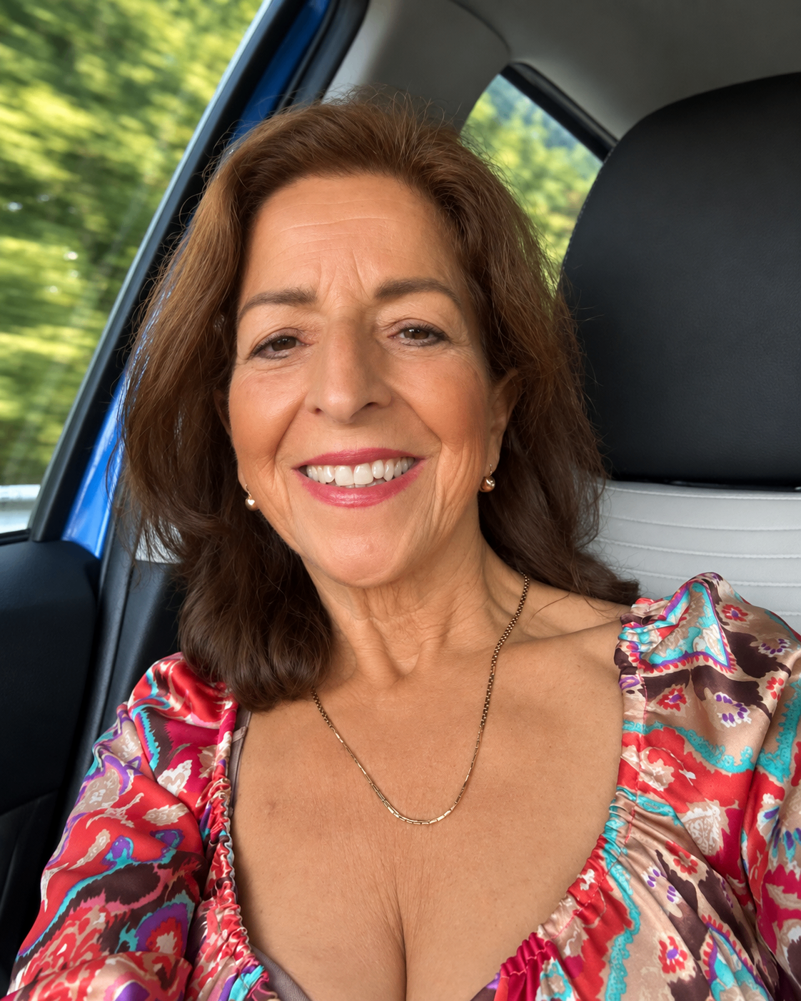 Lucilia Miranda souriante, en chemin vers une rencontre